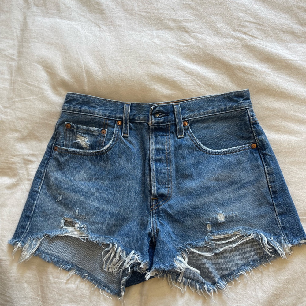 Levi medium wash cut offs